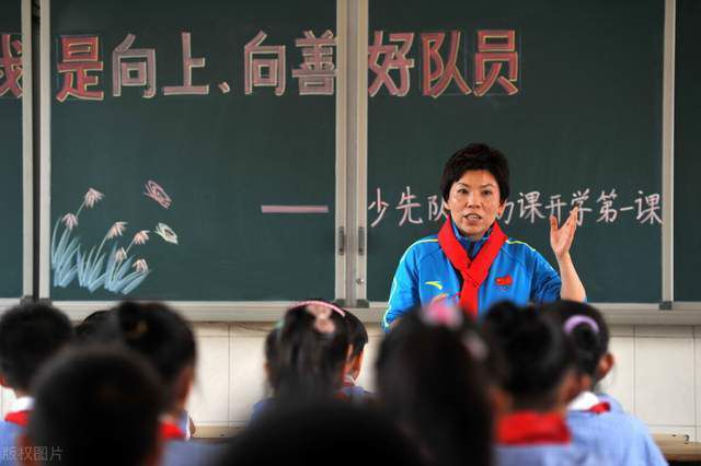 一位东北男观众在映后感叹道：“印象里大鹏一直是喜剧人儿，结果被电影里的陈信文吓了好几跳，真是‘大鹏一笑，生死难料’！”而孙阳继《过春天》《孤注一掷》后再演反派，观众反而对陈欣年这个角色“心疼”了起来，一位女观众表示：“看孙阳在《第八个嫌疑人》里后期的扮相，人也垮了头也秃了，不知道是不是演反派演的，送你一个发箍，你的头发我们来守护！”当观众现场让大鹏复刻电影中角色的凶狠时，上一秒还面带微笑的他，下一秒突然面色一沉怒喝一声，此举吓坏了全场观众；孙阳更是立下“票房flag”，如果电影票房破10亿就“模仿天津大爷跳水”